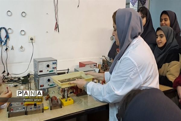حضور دانش‌آموزان دبیرستان نگین علم و هنر در آزمایشگاه زیست پژوهشسرای دانش‌آموزی شهریار