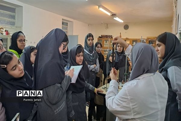 حضور دانش‌آموزان دبیرستان نگین علم و هنر در آزمایشگاه زیست پژوهشسرای دانش‌آموزی شهریار