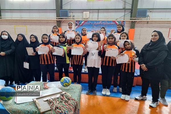 استقبال از افتخارآفرینان مسابقه هندبال مدرسه پنجم مهر ناحیه هفت مشهد