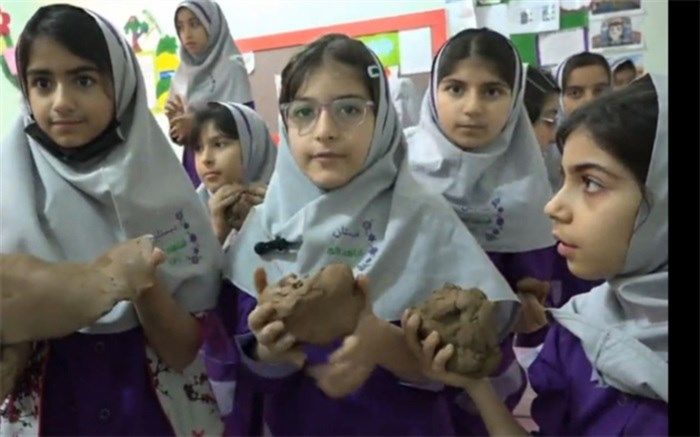 یک روز بدون کیف و کتاب در مدرسه ابتدایی دخترانه شاهد لاله در شهر برازجان/ فیلم