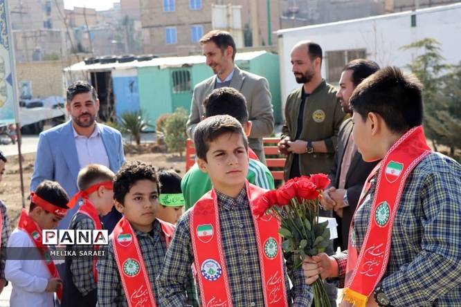 تجلیل دانش آموزان ناحیه یک بهارستان از پاسداران انقلاب اسلامی