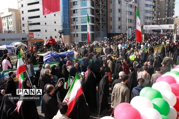 حضور دانش‌آموز خبرنگاران پانا شهرستان‌های استان تهران در راهپیمایی ۲۲ بهمن