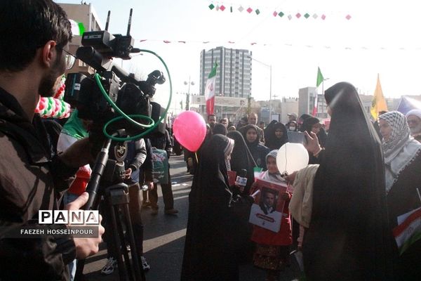 حضور دانش‌آموز خبرنگاران پانا شهرستان‌های استان تهران در راهپیمایی ۲۲ بهمن