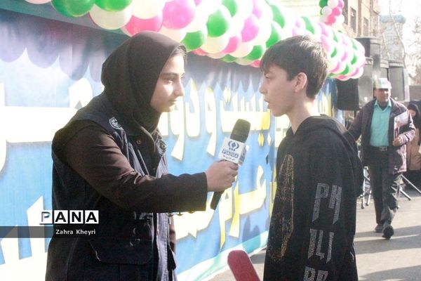 حضور دانش‌آموز خبرنگاران پانا شهرستان‌های استان تهران در راهپیمایی ۲۲ بهمن