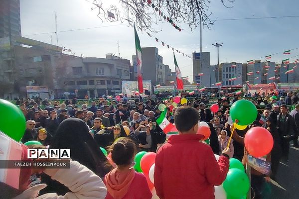 حضور دانش‌آموز خبرنگاران پانا شهرستان‌های استان تهران در راهپیمایی ۲۲ بهمن