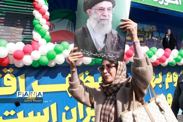 حضور دانش‌آموز خبرنگاران پانا شهرستان‌های استان تهران در راهپیمایی ۲۲ بهمن