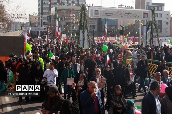 حضور دانش‌آموز خبرنگاران پانا شهرستان‌های استان تهران در راهپیمایی ۲۲ بهمن