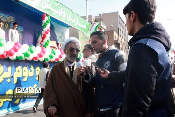 حضور دانش‌آموز خبرنگاران پانا شهرستان‌های استان تهران در راهپیمایی ۲۲ بهمن