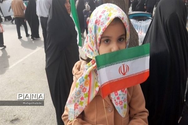 بوسه کودکان بر پرچم ایرانِ جان