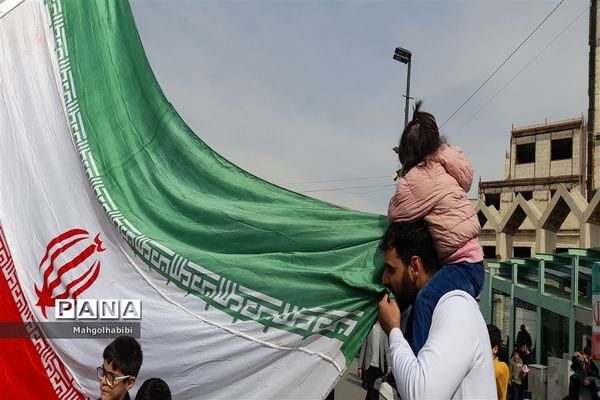 بوسه کودکان بر پرچم ایرانِ جان