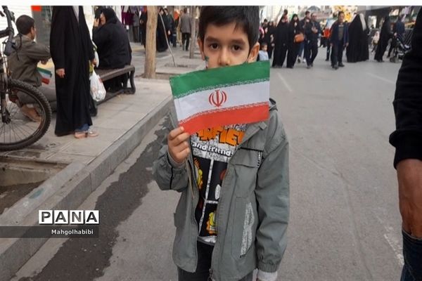بوسه کودکان بر پرچم ایرانِ جان