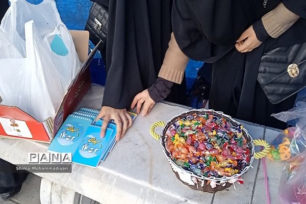 غرفه میدان ۱۴ صفر ۲ دختران نیشابور در راهپیمایی ۲۲ بهمن ماه