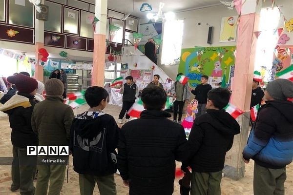 بازدید فرماندار فیروزکوه از نمایشگاه دستاوردهای دانش‌آموزی در شهرستان فیروزکوه