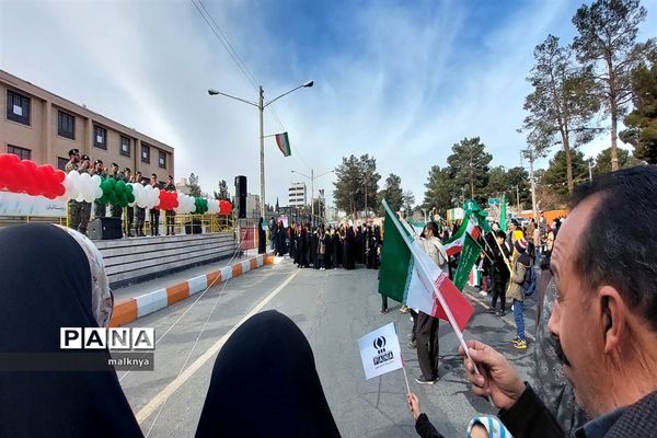 برپایی غرفه سازمان دانش‌آموزی خراسان جنوبی در راهپیمایی 22 بهمن