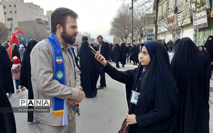 ۲۲ بهمن نماد پای کار بودن مردم است