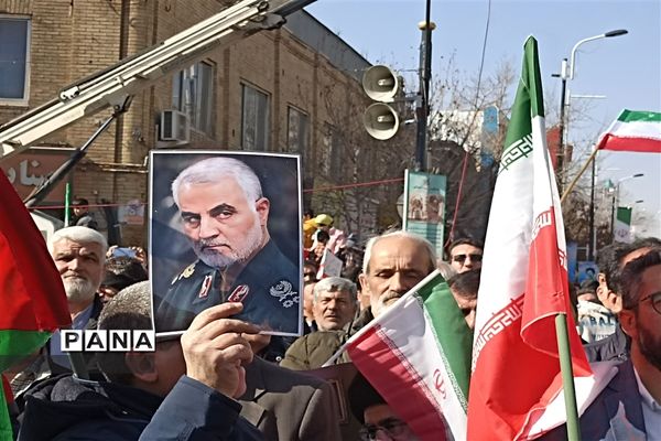 حماسه‌آفرینی کودکان و نوجوانان زنجانی در راهپیمایی ۲۲بهمن