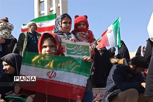 حماسه‌آفرینی کودکان و نوجوانان زنجانی در راهپیمایی ۲۲بهمن