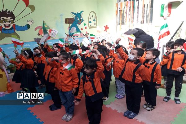 بر‌پای نمایشگاه مهد‌انقلاب ‌به‌مناسبت ۲۲بهمن‌