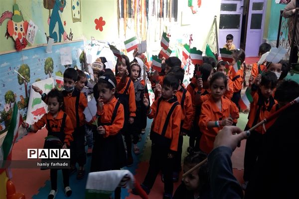 بر‌پای نمایشگاه مهد‌انقلاب ‌به‌مناسبت ۲۲بهمن‌