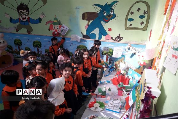 بر‌پای نمایشگاه مهد‌انقلاب ‌به‌مناسبت ۲۲بهمن‌