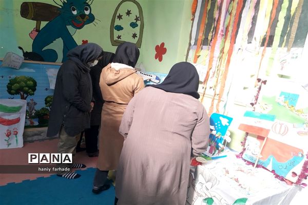 بر‌پای نمایشگاه مهد‌انقلاب ‌به‌مناسبت ۲۲بهمن‌