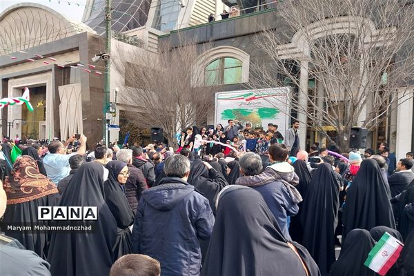 راهپیمایی باشکوه یوم الله ۲۲ بهمن در جوار حرم مطهر رضوی