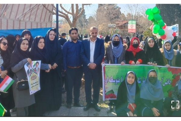 حضور پر‌شور دانش‌آموزان دبیرستان شاهد نرجس فولادشهر در راهپیمایی ۲۲ بهمن/ فیلم