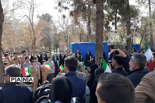 مردم انقلابی شیراز در راهپیمایی ۲۲ بهمن سنگ‌تمام گذاشتند/ فیلم
