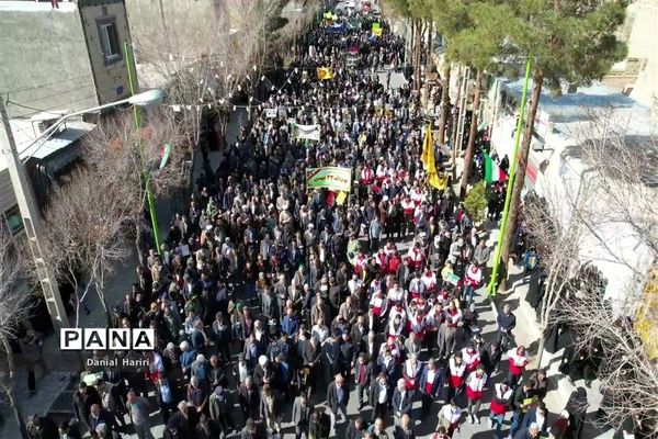 حضور مردم انقلابی نایین در راهپیمایی ۲۲ بهمن