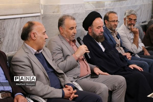 آیین تقدیر از پدران جانباز دانش‌آموزان دبیرستان شاهد نجمیه قم