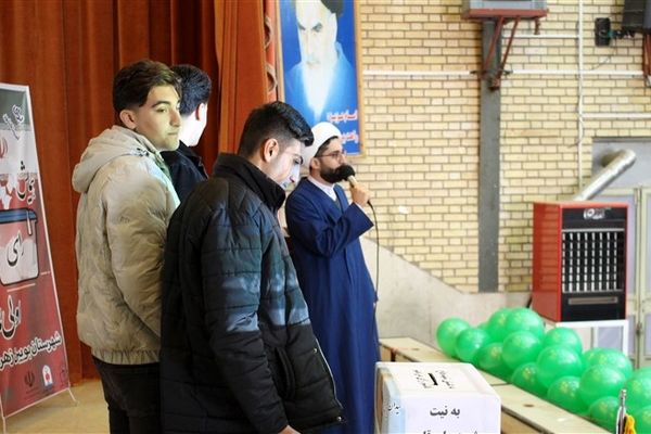 رای نمادین دانش‌آموزان رای‌اولی بویین‌زهرایی به جمهوری اسلامی ایران/ فیلم