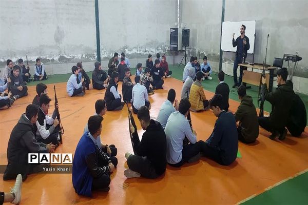 کلاس آموزشی عملی اسلحه‌شناسی در شهرستان‌ عباس‌آباد