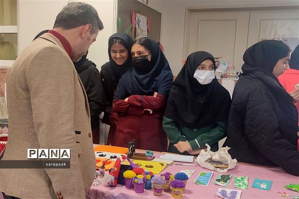 بازارچه کسب‌وکار دانش‌آموزان در دبیرستان دخترانه حضرت فاطمه‌زهرا‌(‌س) شهرستان فیروزکوه