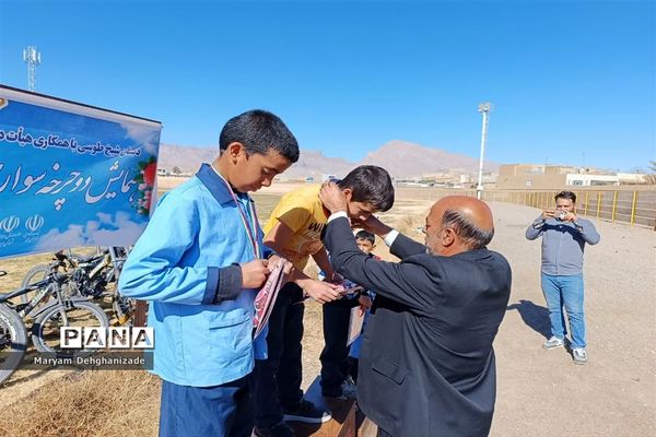همایش دوچرخه‌سواری به‌مناسبت هفته هوای پاک در مهریز