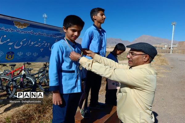 همایش دوچرخه‌سواری به‌مناسبت هفته هوای پاک در مهریز