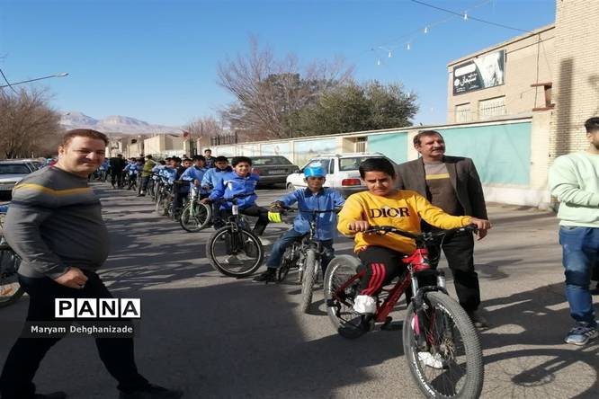 همایش دوچرخهسواری بهمناسبت هفته هوای پاک در مهریز