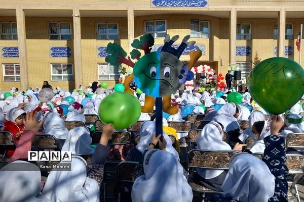 مراسم روز هوای پاک‌ در دبستان موسسی ناحیه ۶ مشهدمقدس