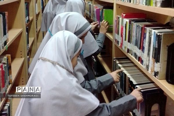 بازدید دانش‌آموزان دبستان بهرامی۲ از کتابخانه جدّا کهریزک