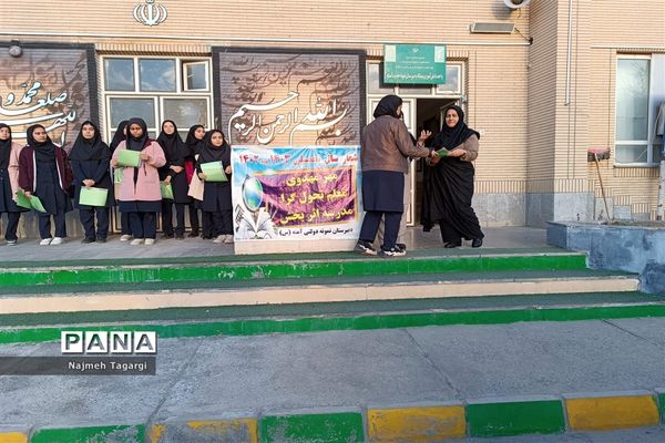 تقدیر از برگزیدگان مسابقات قرآن،عترت و نماز سطح مدرسه در دبیرستان نمونه دولتی آمنه(س)
