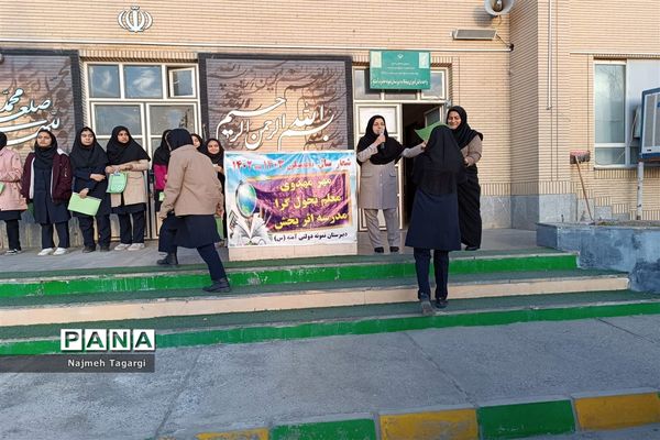 تقدیر از برگزیدگان مسابقات قرآن،عترت و نماز سطح مدرسه در دبیرستان نمونه دولتی آمنه(س)