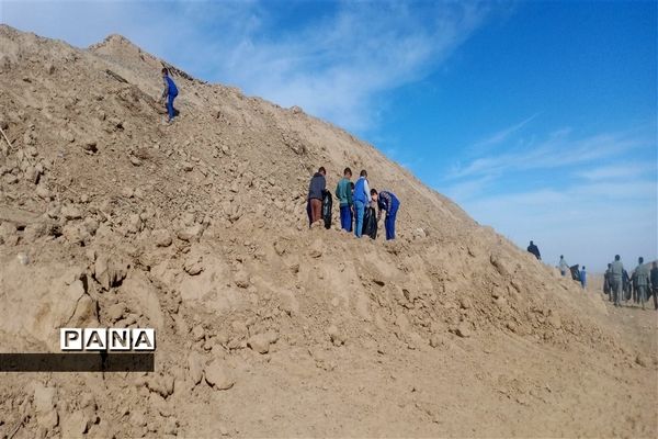 جمع آوری زباله‌های محور جاده روستای احمد آباد توسط فرهنگیان و دانش‌آموزان