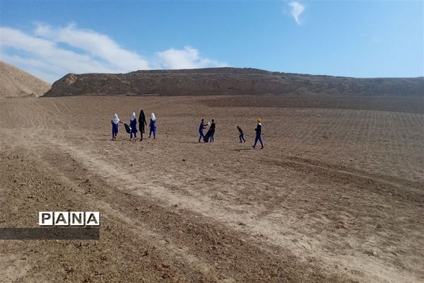 جمع آوری زباله‌های محور جاده روستای احمد آباد توسط فرهنگیان و دانش‌آموزان