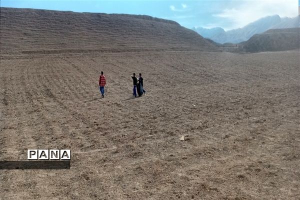 جمع آوری زباله‌های محور جاده روستای احمد آباد توسط فرهنگیان و دانش‌آموزان