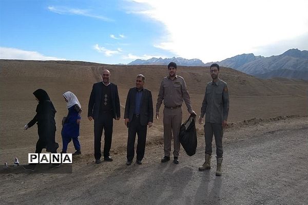 جمع آوری زباله‌های محور جاده روستای احمد آباد توسط فرهنگیان و دانش‌آموزان