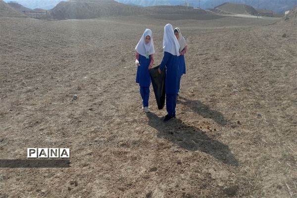 جمع آوری زباله‌های محور جاده روستای احمد آباد توسط فرهنگیان و دانش‌آموزان