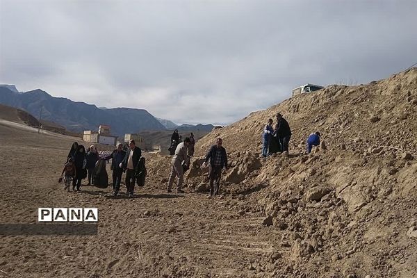 جمع آوری زباله‌های محور جاده روستای احمد آباد توسط فرهنگیان و دانش‌آموزان