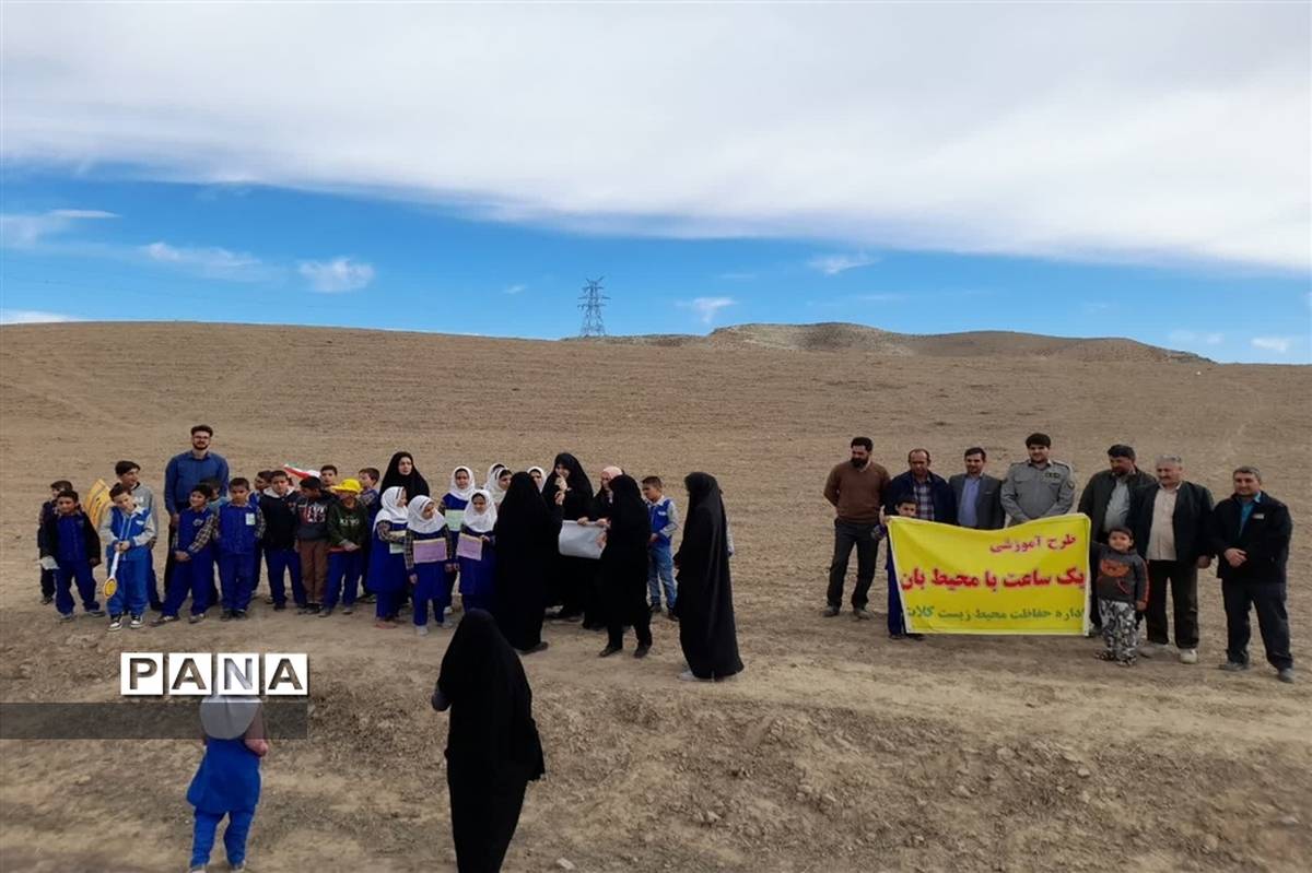 جمع آوری زباله‌های محور جاده روستای احمد آباد توسط فرهنگیان و دانش‌آموزان