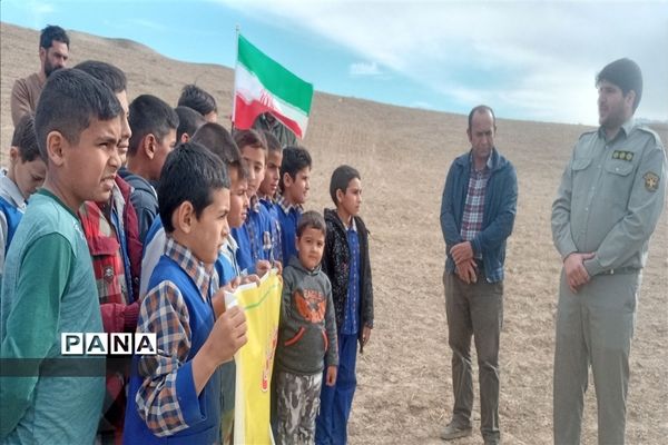 جمع آوری زباله‌های محور جاده روستای احمد آباد توسط فرهنگیان و دانش‌آموزان