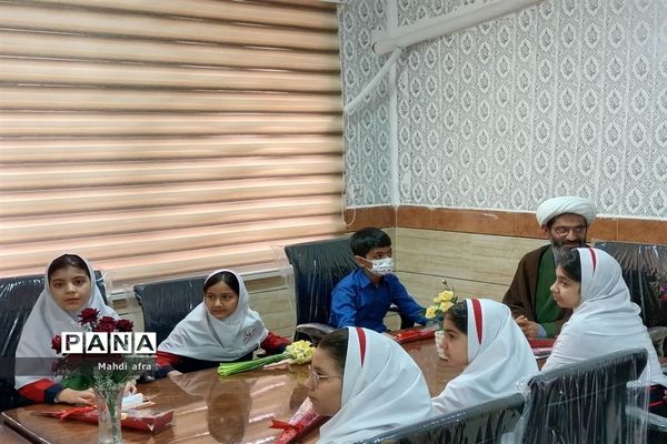 تبریک روز پدر توسط دانش‌آموزان دبستان حوریای بهشتی در اداره آموزش و پرورش بهبهان