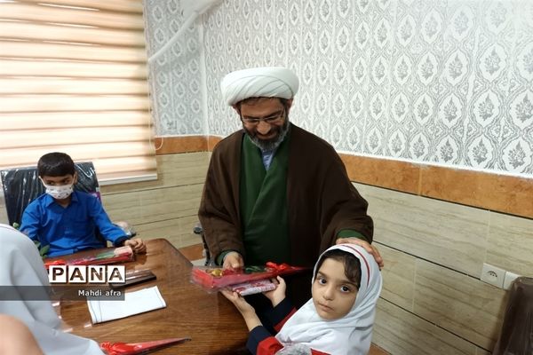 تبریک روز پدر توسط دانش‌آموزان دبستان حوریای بهشتی در اداره آموزش و پرورش بهبهان